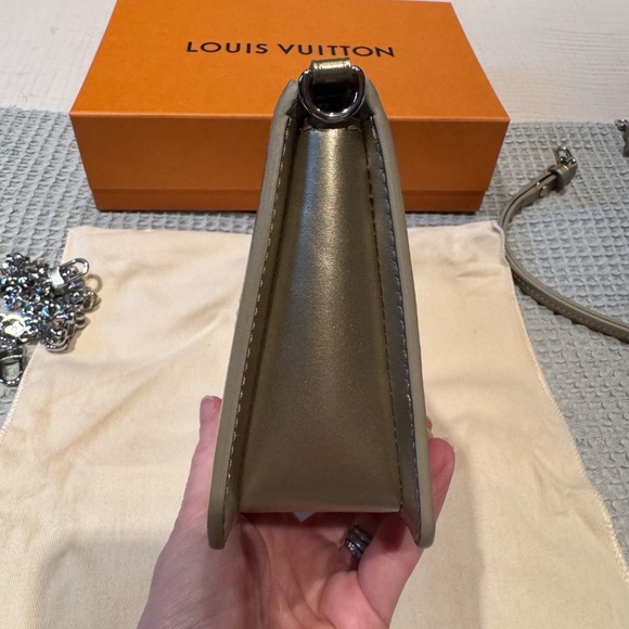 Louis Vuitton Lexington Pouch Debossed Monogram RARE with 2 Detachable Straps - Picture 10 of 14